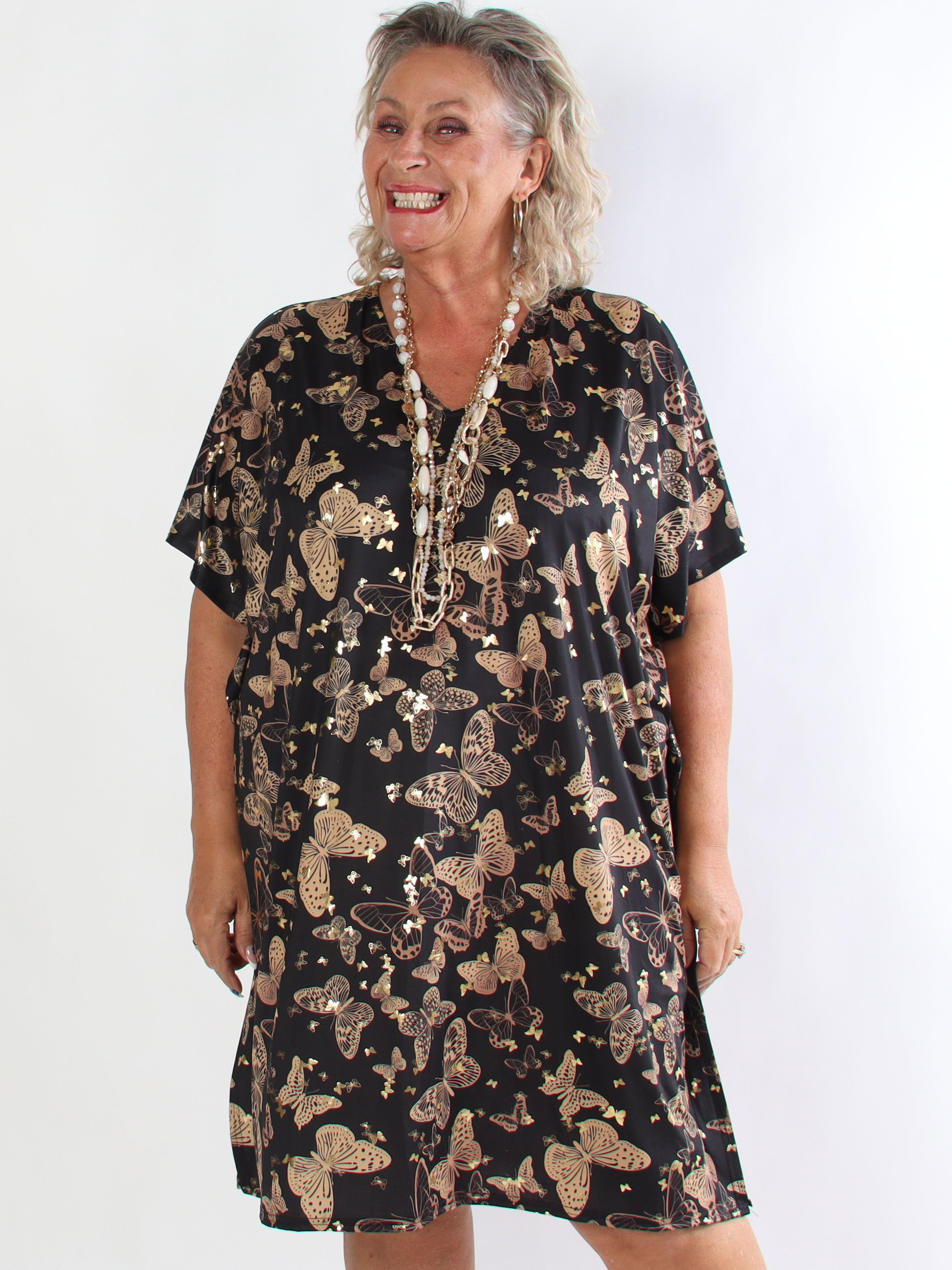 Reem Butterfly - Elastisk plus size kjole med sommerfugleprint og v-udskæring